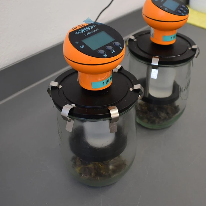 ALS Czech Republic: EnviroMail™9/Europe: Methods for Assessing the Biological Stability of Solid Waste: Figure 1: Manometric measuring heads.