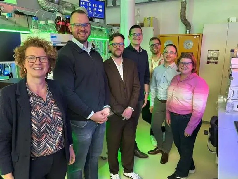 HIMS: he collaborative team in the HIMS self-driving analytical lab. From left to right: Danny van Oevelen (Agilent), Herman Breukink (Agilent), Bob Pirok (UvA), Tijmen Bos (UvA), Gerben van Henten (UvA), Michael Rodammer (Agilent) & Carola Damen (Agilent)