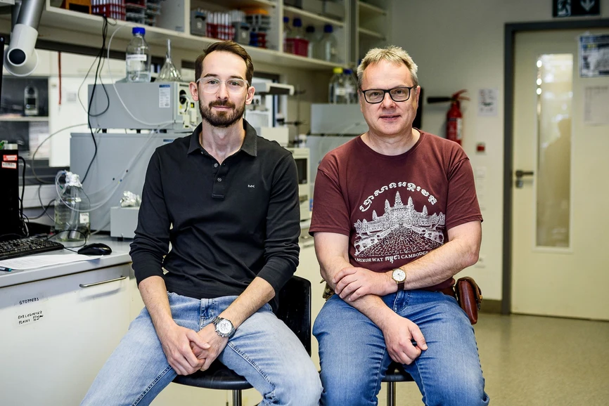 IOCHB Prague/Tomáš Belloň: New technology streamlines the development of aptamers, synthetic alternatives to antibodies: Dr. Marek Ondruš, first author of the study, and Prof. Michal Hocek, head of the Bioorganic and Medicinal Chemistry of Nucleic Acids research group at IOCB Prague.