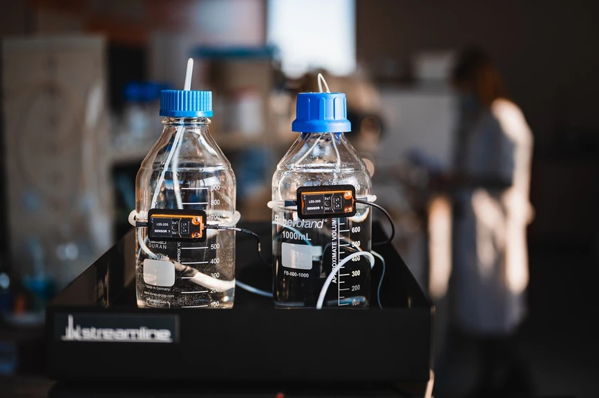 Watrex - Level sensors installed on bottles with mobile phases..jpg